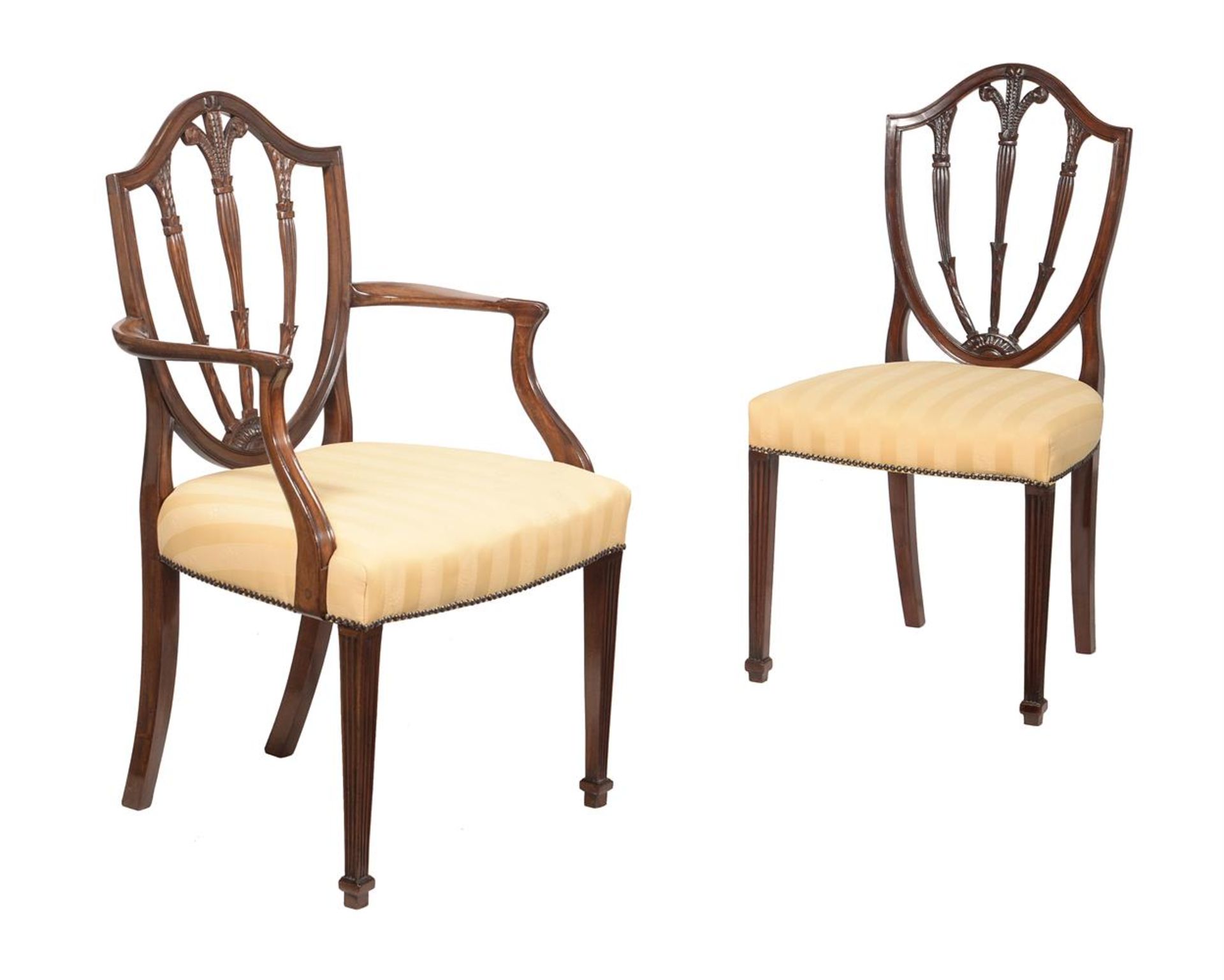 A SET OF EIGHT MAHOGANY DINING CHAIRS IN GEORGE III STYLE - Bild 2 aus 3