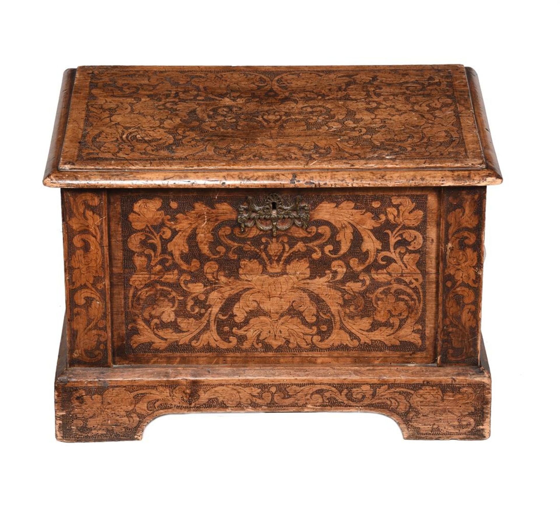 A SMALL ITALIAN WALNUT AND PUNCHWORK DECORATED CHEST - Bild 2 aus 3