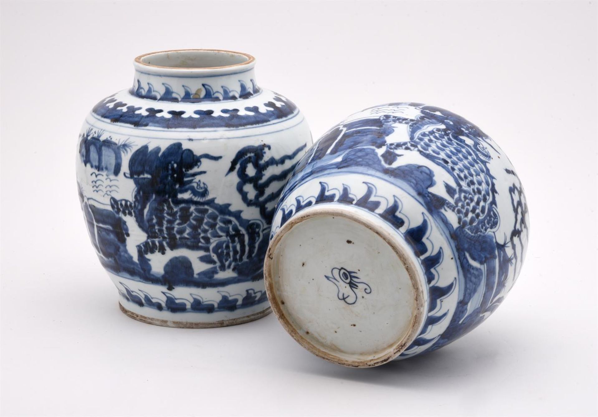 A PAIR OF CHINESE BLUE AND WHITE KYLIN JARS IN 17TH CENTURY STYLE - Bild 4 aus 4