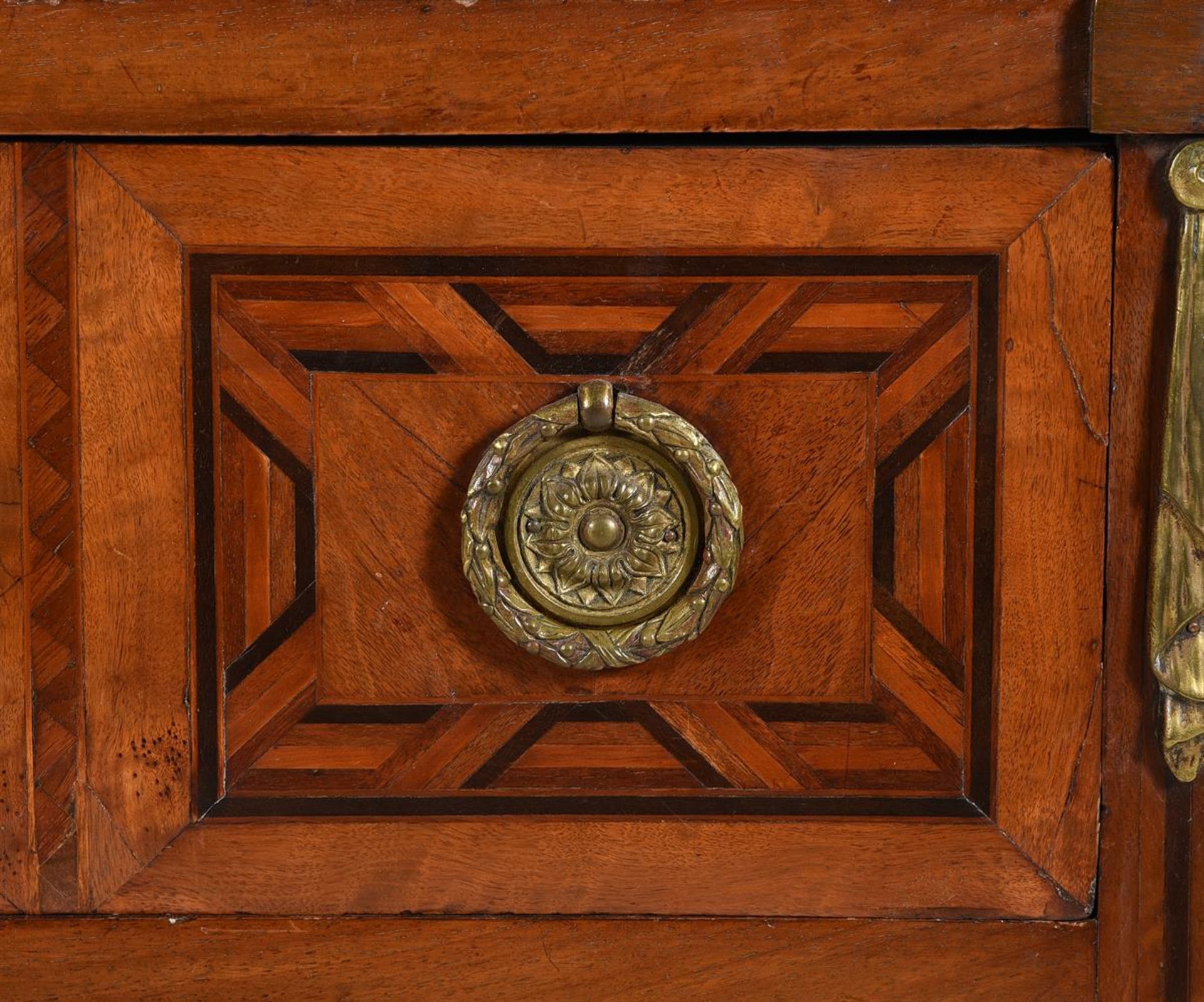 A FRENCH WALNUT, INLAID, AND MARBLE TOPPED COMMODE - Bild 3 aus 6