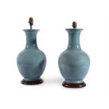 A PAIR OF CERAMIC TABLE LAMPS IN CHINESE STYLE