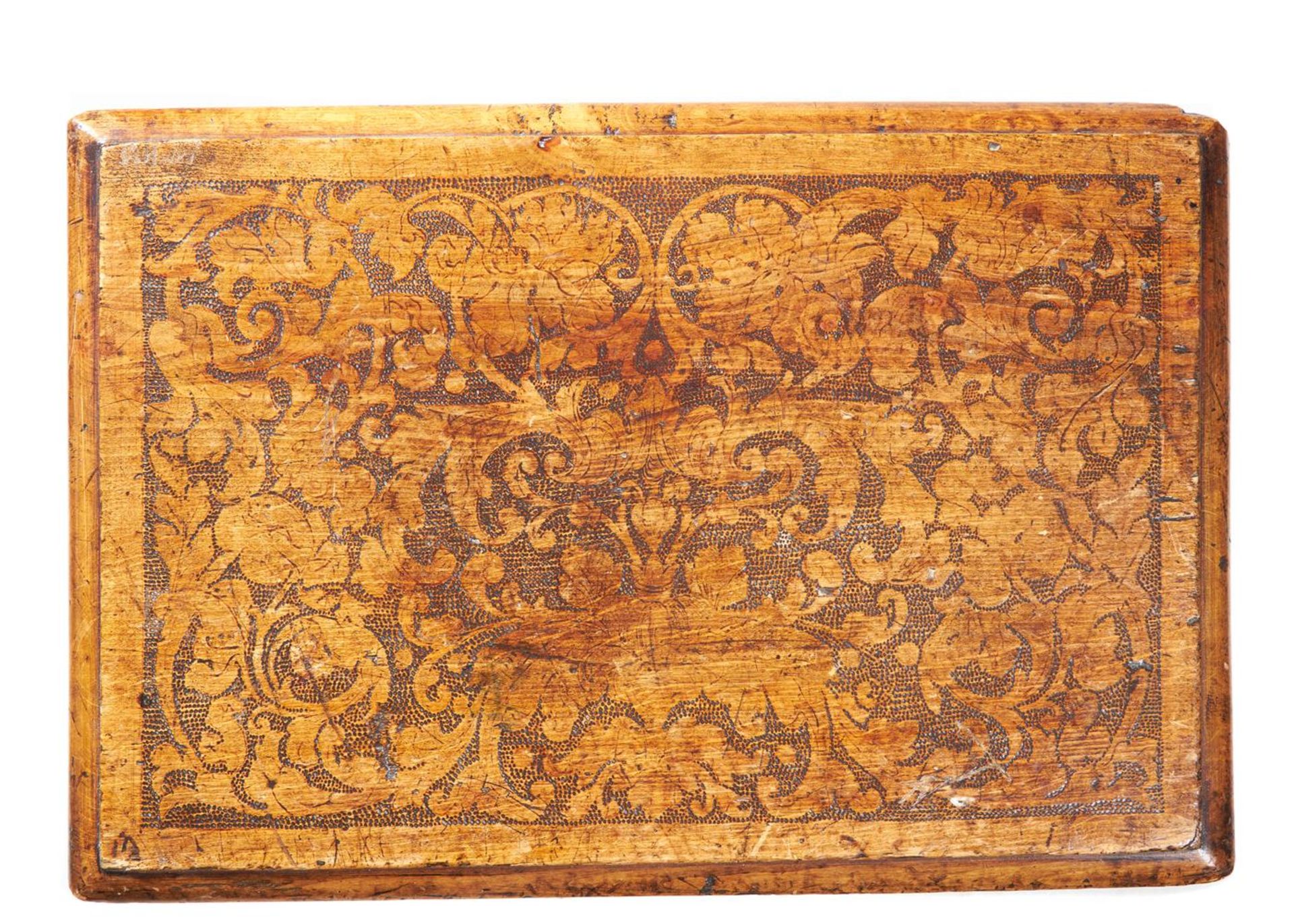 A SMALL ITALIAN WALNUT AND PUNCHWORK DECORATED CHEST - Bild 3 aus 3