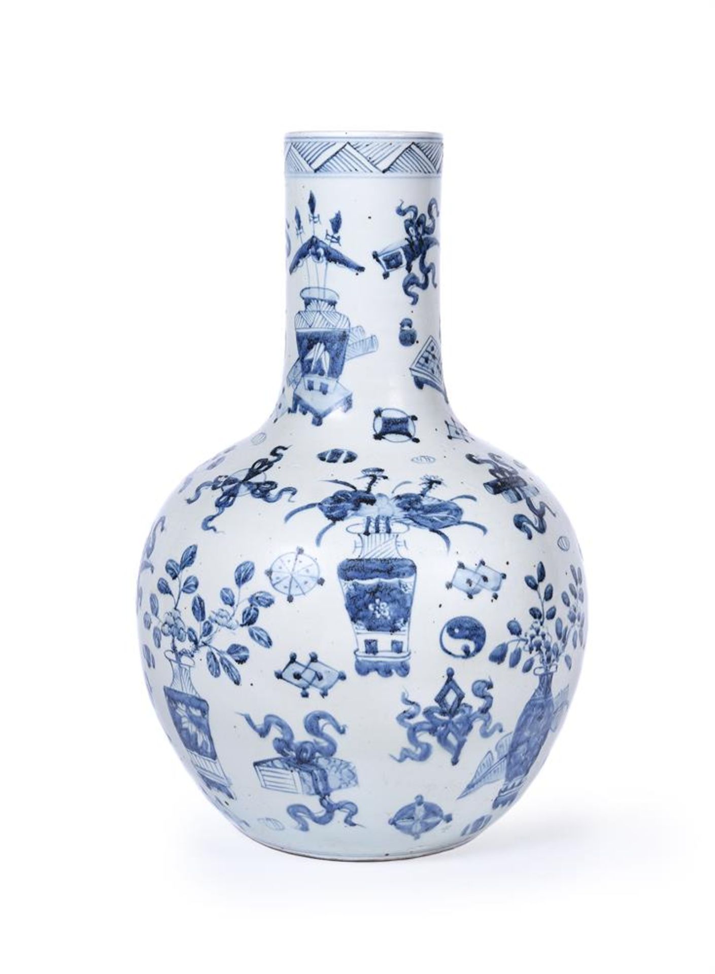 A LARGE CHINESE BLUE AND WHITE VASE