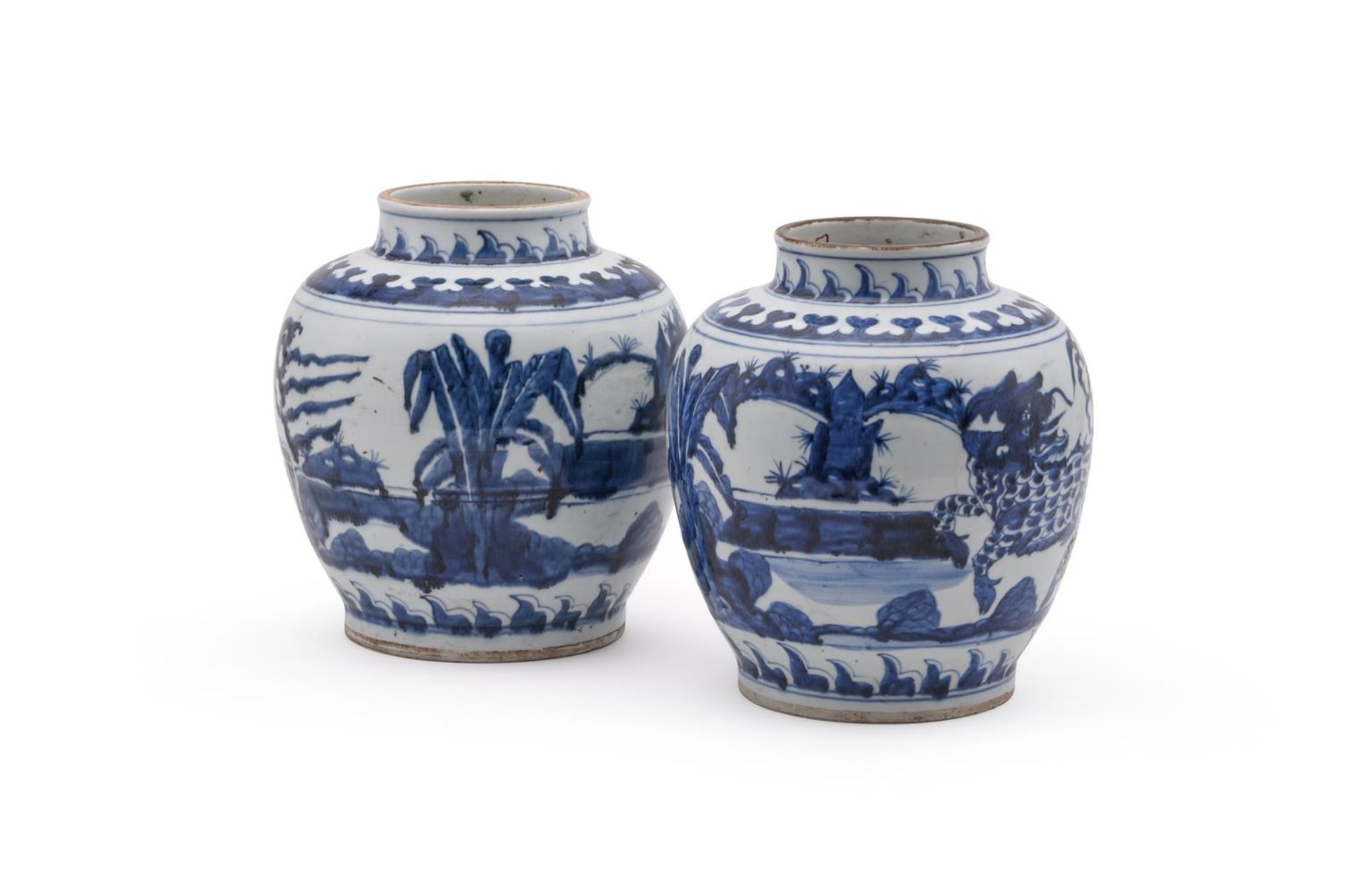 A PAIR OF CHINESE BLUE AND WHITE KYLIN JARS IN 17TH CENTURY STYLE - Bild 2 aus 4