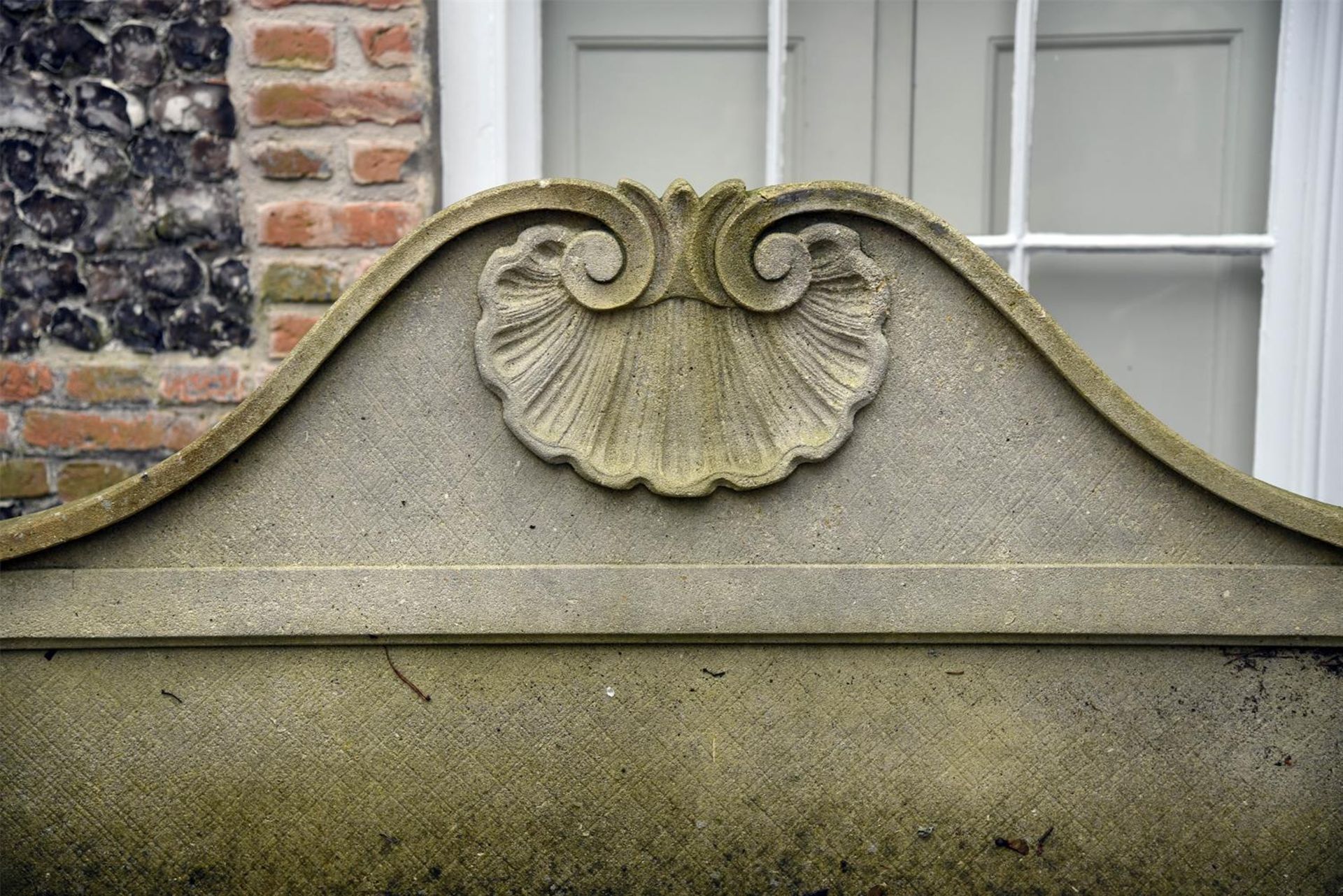 A STONE COMPOSITION GARDEN SEAT IN GEORGE II STYLE - Bild 2 aus 2