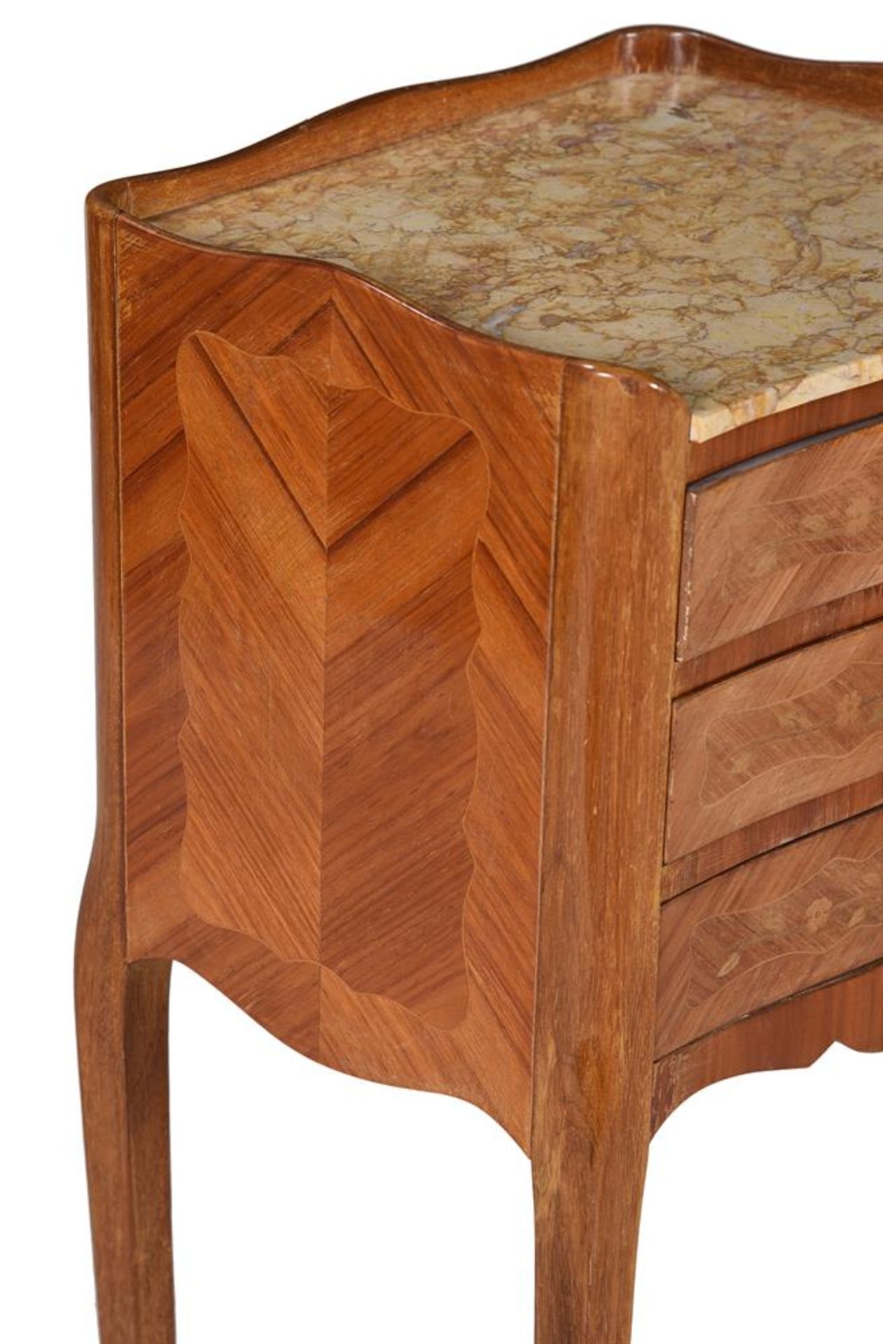 Y A PAIR OF FRENCH KINGWOOD AND MARQUETRY INLAID BEDSIDE TABLES - Bild 2 aus 5