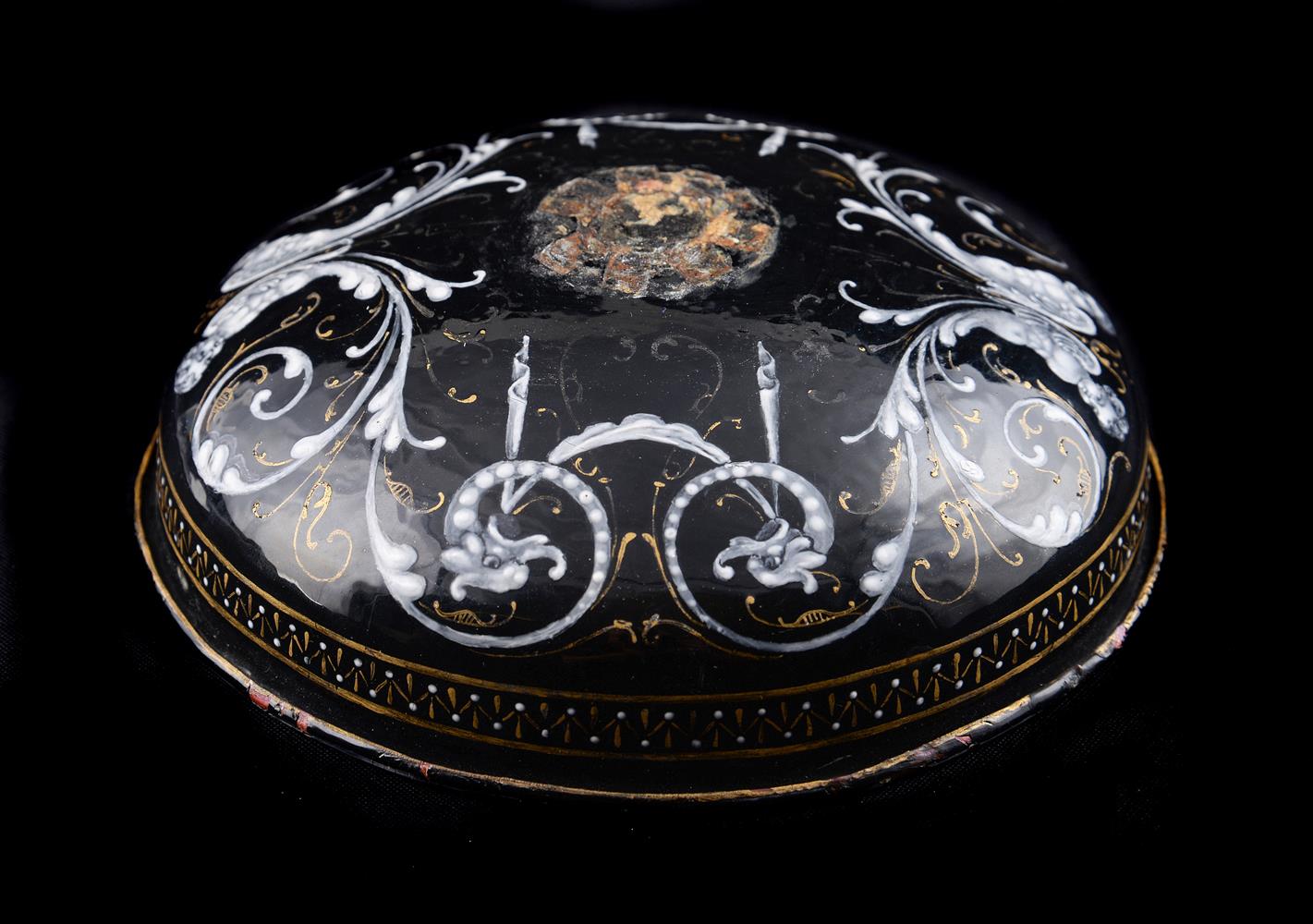 A RARE LIMOGES GRISAILLE AND GILT ENAMEL BOWL 'ADAM AND EVE EATING OF THE FORBIDDEN FRUIT' - Bild 5 aus 5