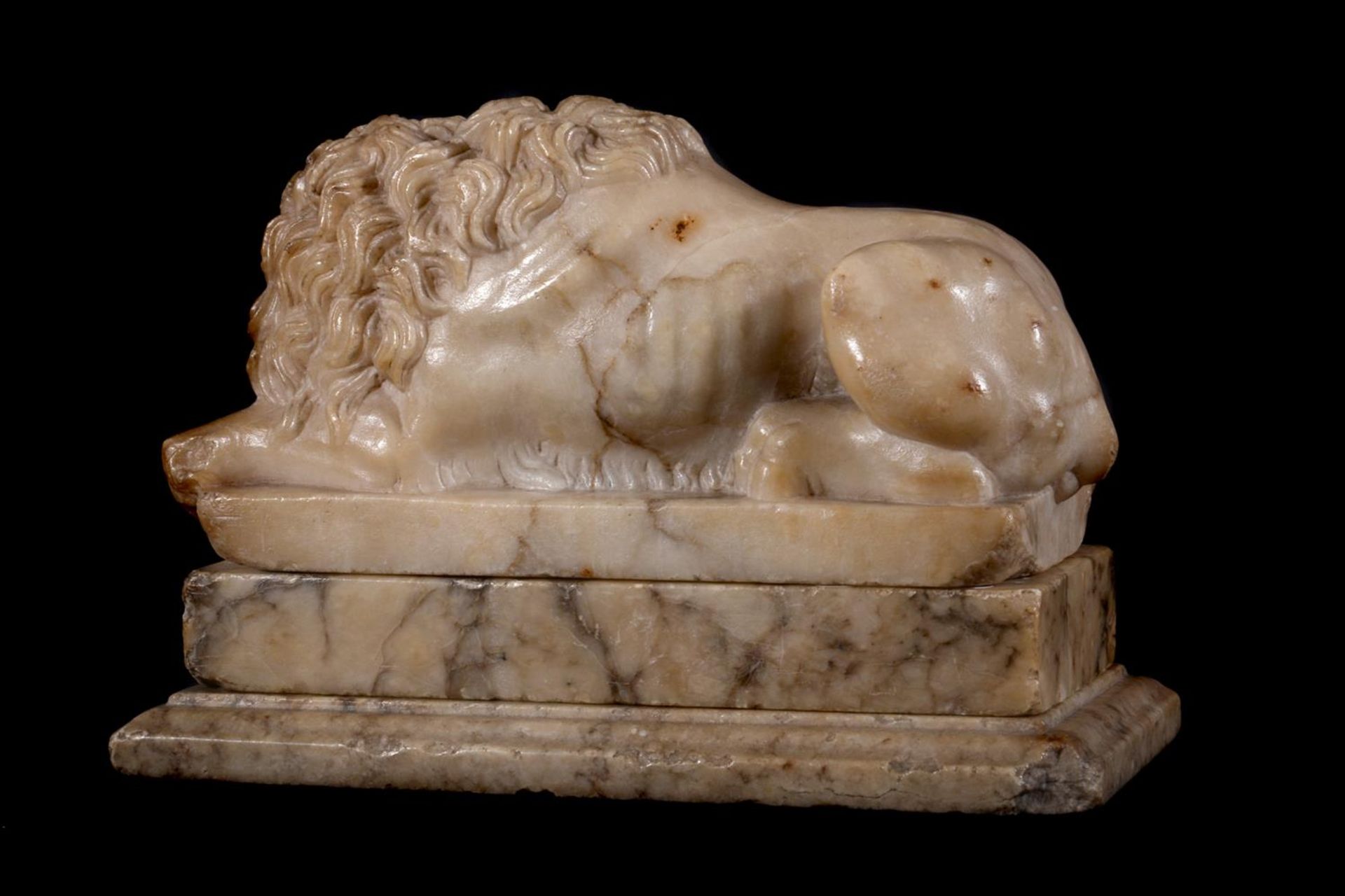 A 'GRAND TOUR' CARVED VARIEGATED ALABASTER MODEL OF A RECUMBENT LION, LATE 18TH/EARLY 19TH CENTURY - Image 3 of 3