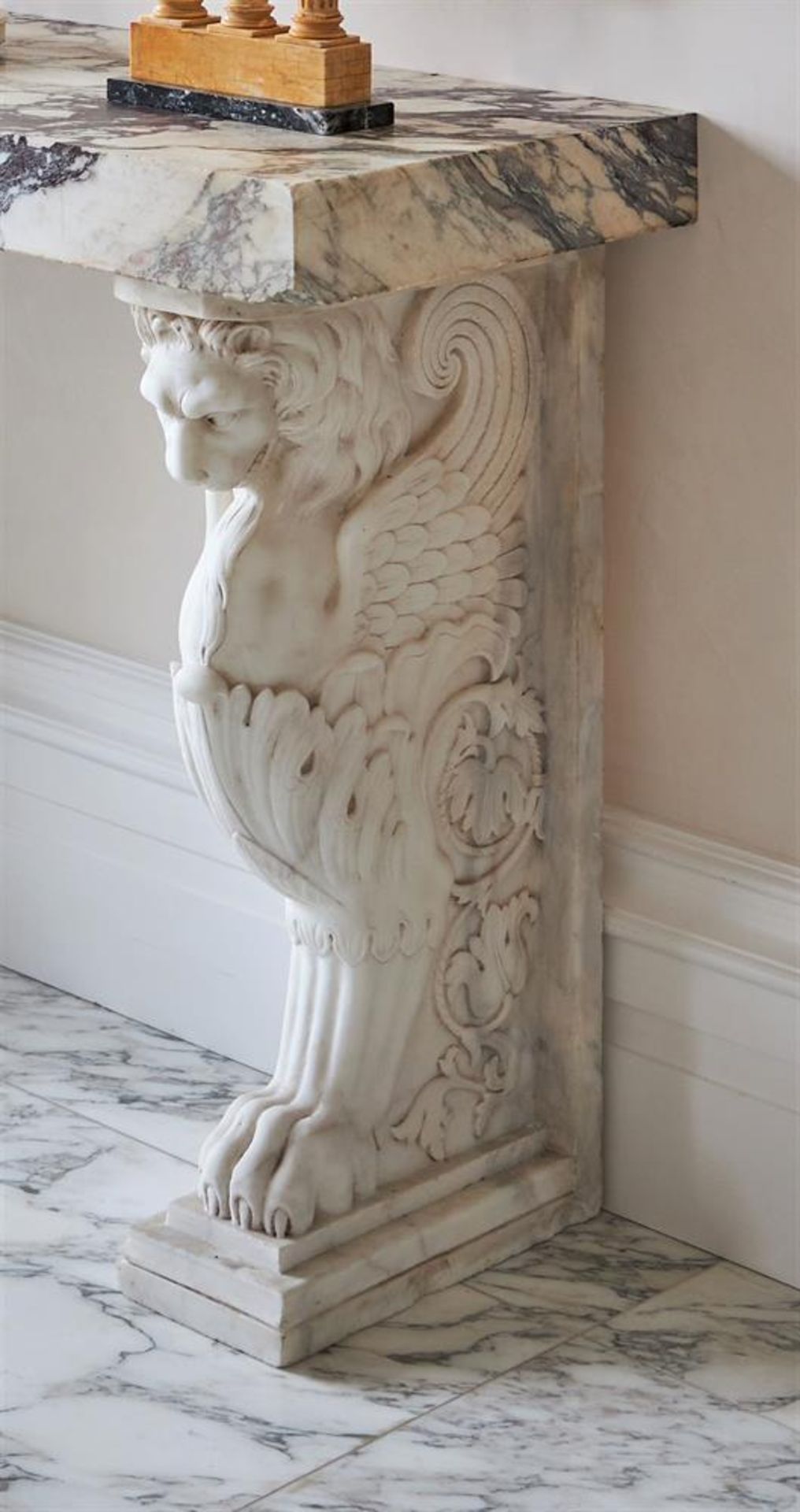 AN ITALIAN WHITE MARBLE AND PAVONAZZETTO MARBLE SIDE TABLE, AFTER THE ANTIQUE - Bild 2 aus 2