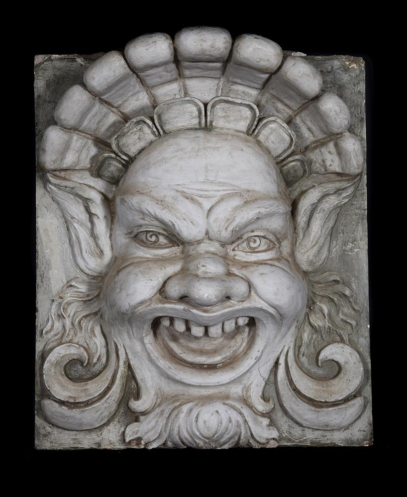 A PAIR OF PLASTER MASK PANELS, POSSIBLY ITALIAN, EARLY 20TH CENTURY - Bild 3 aus 5