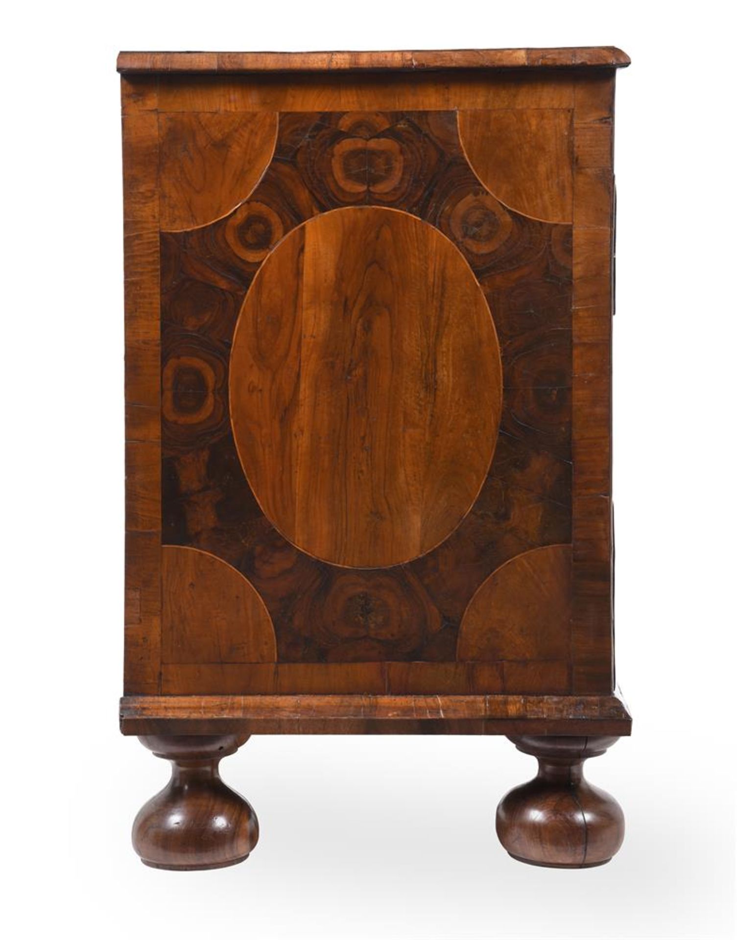 A WILLIAM & MARY OLIVEWOOD OYSTER VENEERED CHEST OF DRAWERS, CIRCA 1690 - Image 5 of 6