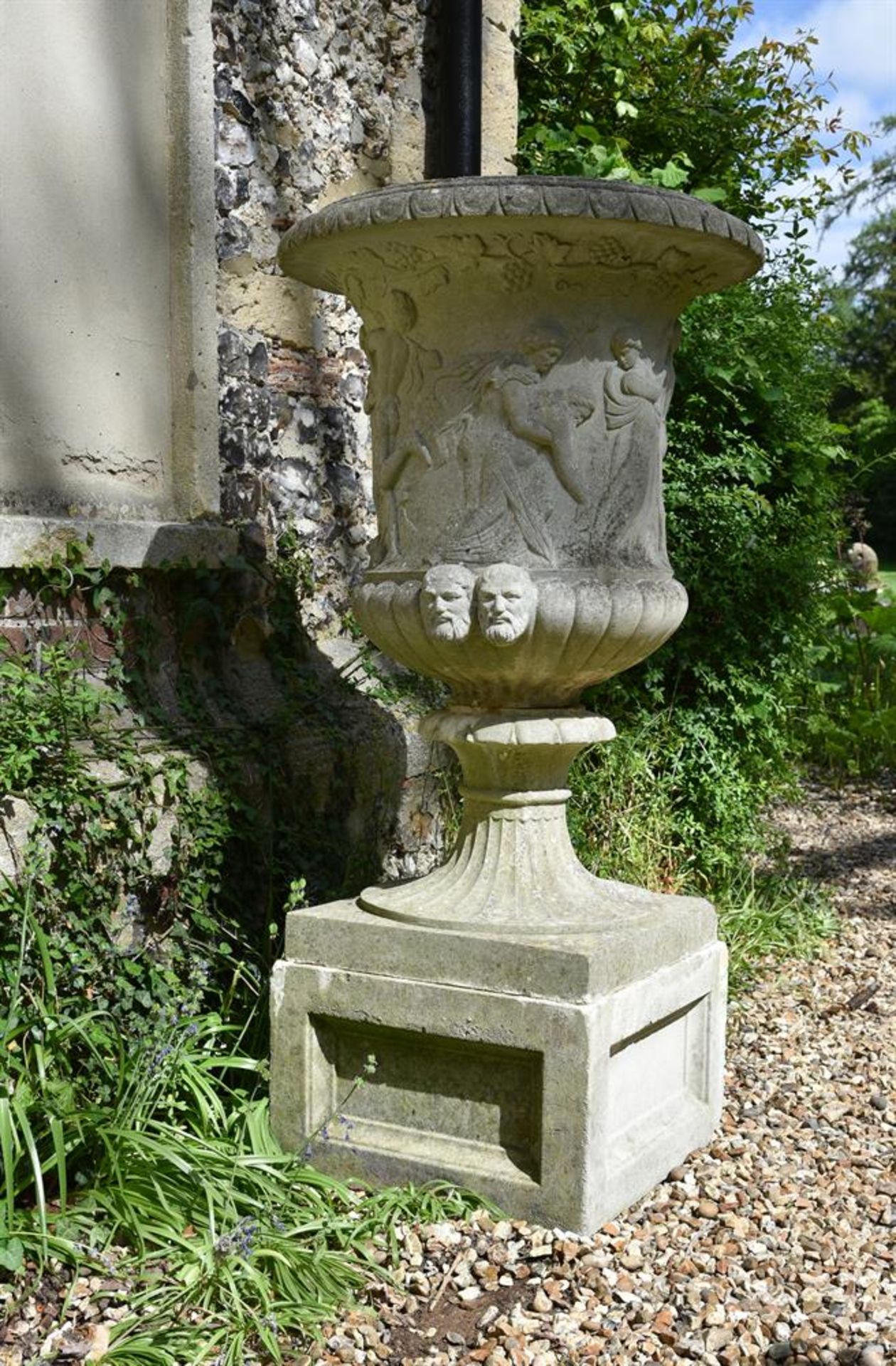 A CAST STONE GARDEN JARDINIERE IN THE FORM OF THE BORGHESE VASE, LATE 20TH CENTURY - Bild 3 aus 3