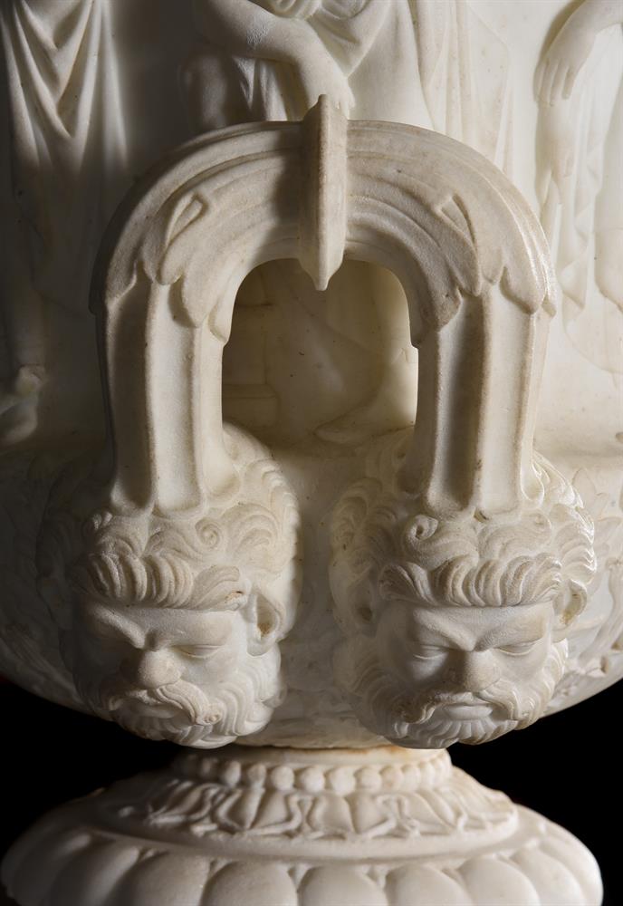 AFTER THE ANTIQUE, A LARGE CARVED MARBLE MEDICI VASE, ITALIAN 19TH CENTURY - Bild 6 aus 8