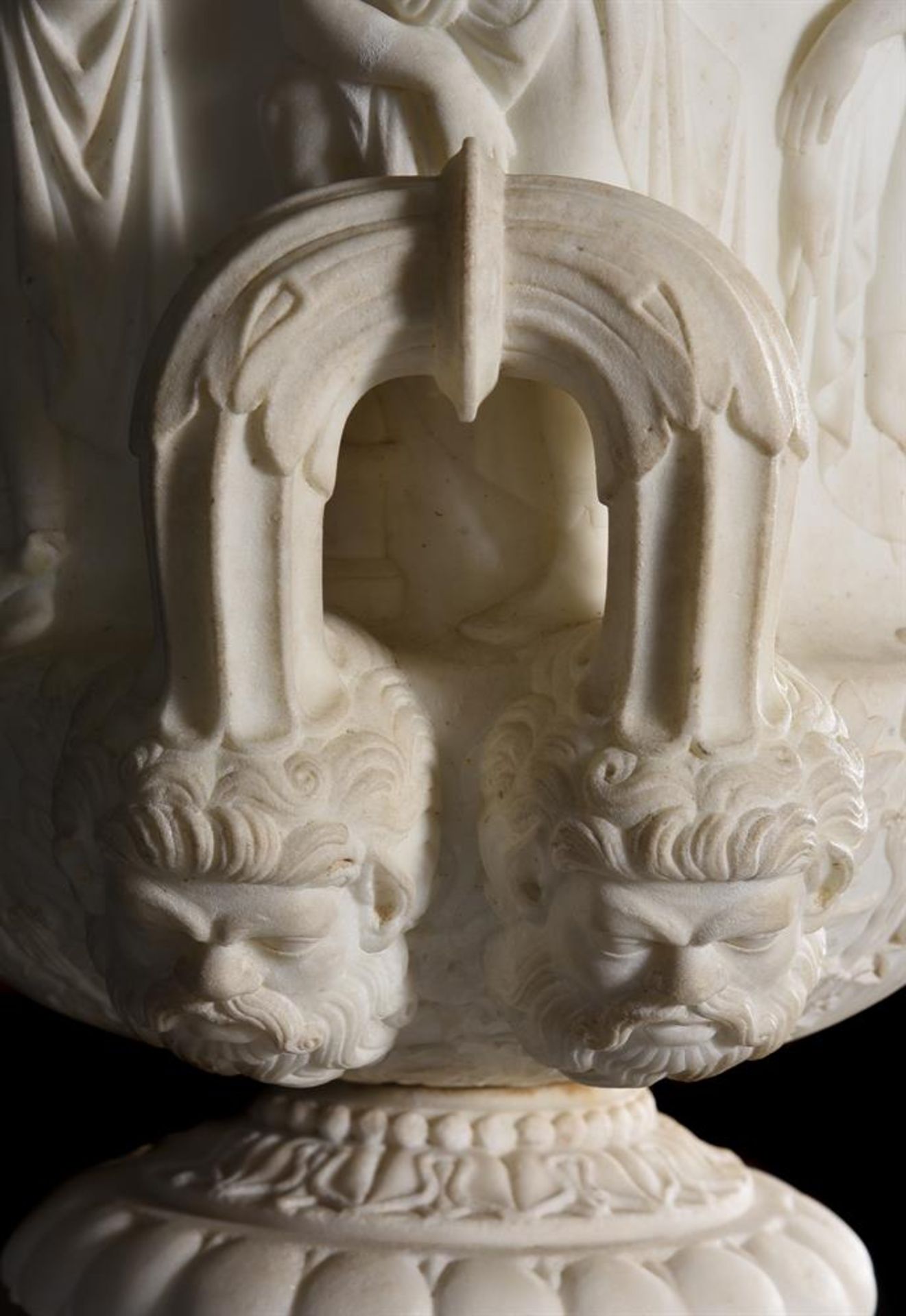 AFTER THE ANTIQUE, A LARGE CARVED MARBLE MEDICI VASE, ITALIAN 19TH CENTURY - Image 6 of 8