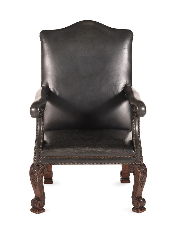 A MAHOGANY AND LEATHER UPHOLSTERED OPEN ARMCHAIR, IN KENTIAN STYLE, OF RECENT MANUFACTURE - Image 2 of 6