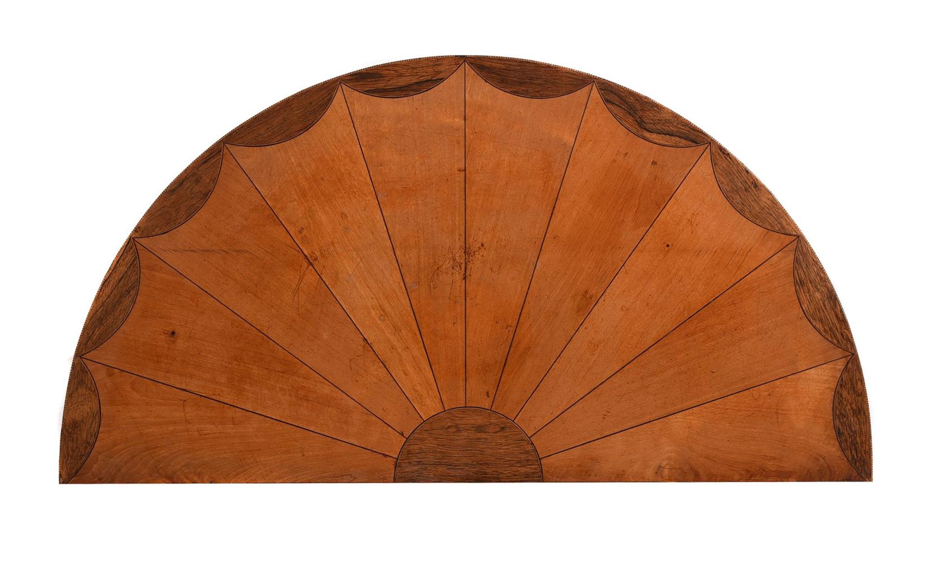 Y A PAIR OF SATINWOOD AND MARQUETRY SEMI-ELLIPTICAL SIDE TABLES, IN GEORGE III STYLE - Bild 5 aus 6