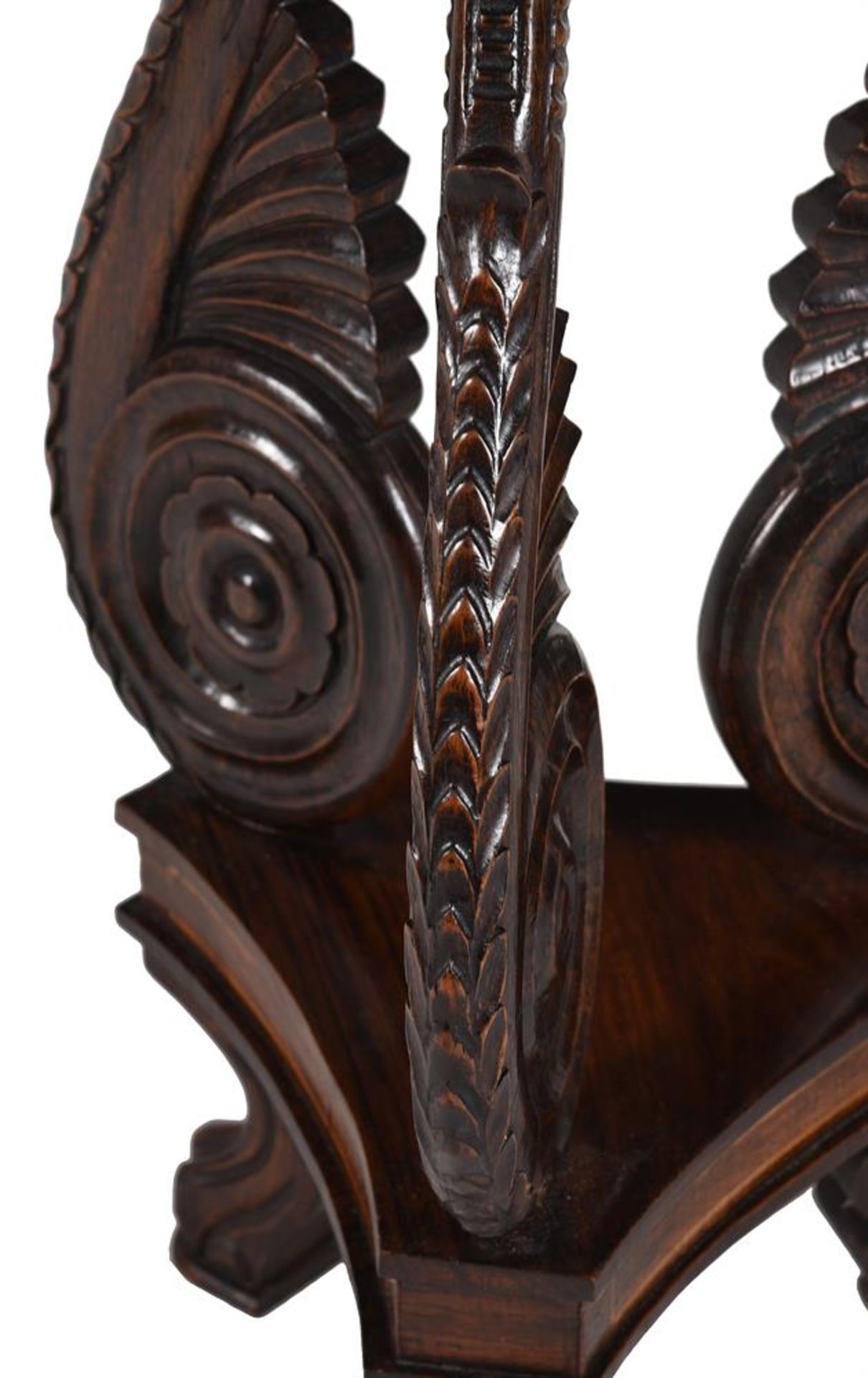 AN ANGLO INDIAN PADOUK TRIFORM PEDESTAL STAND, IN REGENCY STYLE, 19TH CENTURY - Bild 4 aus 6