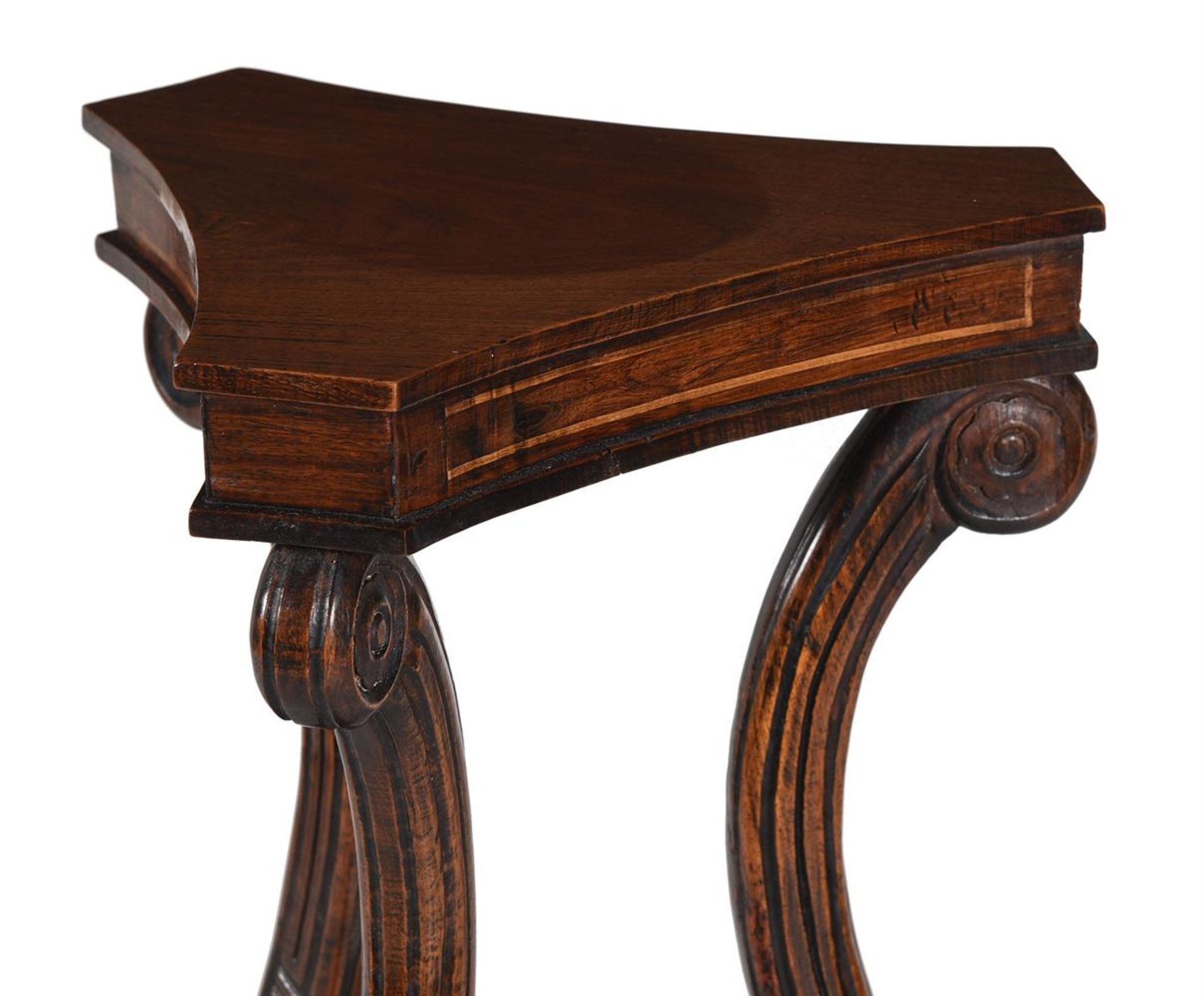 AN ANGLO INDIAN PADOUK TRIFORM PEDESTAL STAND, IN REGENCY STYLE, 19TH CENTURY - Bild 6 aus 6