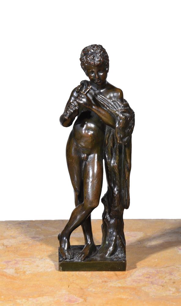 AFTER THE ANTIQUE, A BRONZE FIGURE OF A YOUNG SATYR, ITALIAN, 18TH CENTURY - Bild 2 aus 2