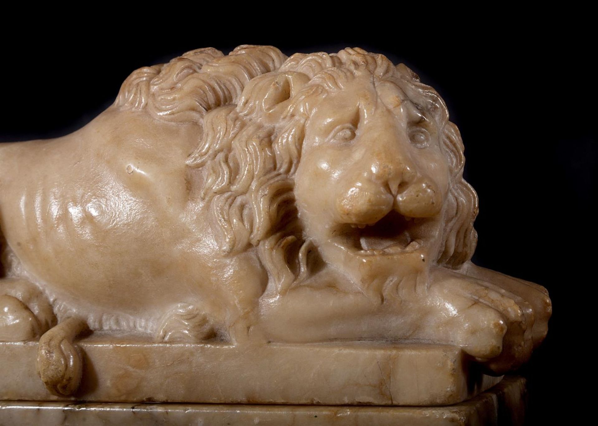 A 'GRAND TOUR' CARVED VARIEGATED ALABASTER MODEL OF A RECUMBENT LION, LATE 18TH/EARLY 19TH CENTURY - Image 2 of 3