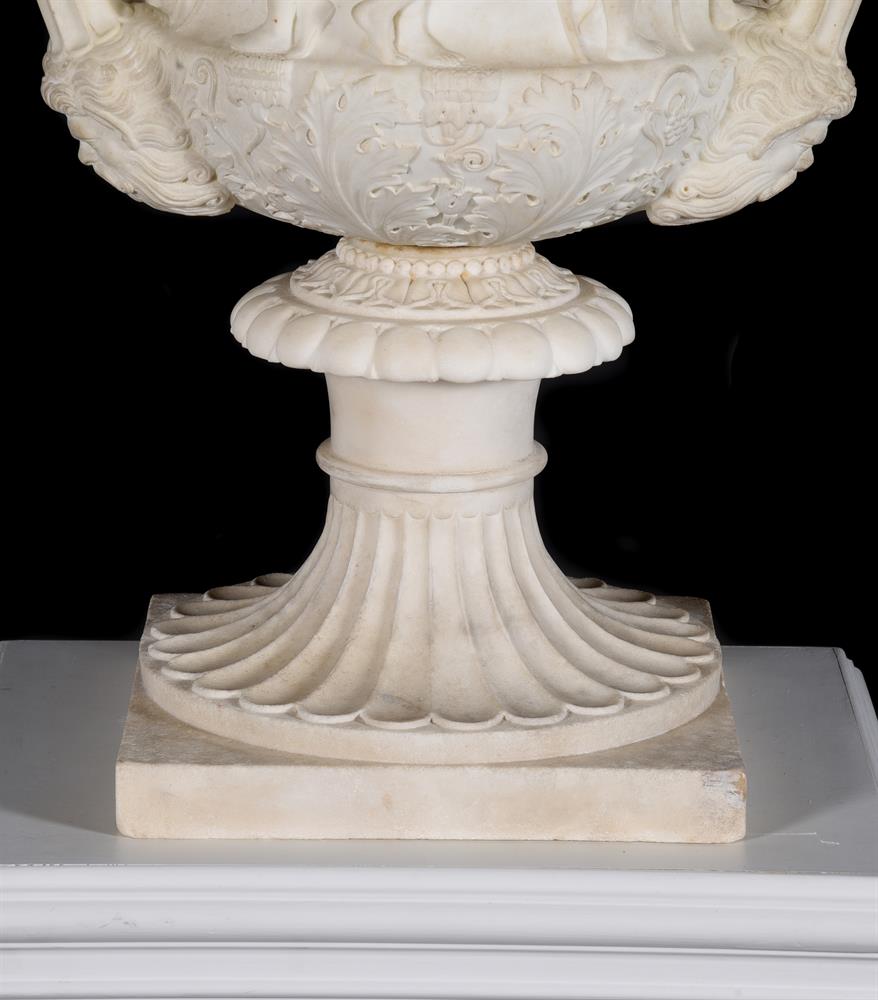 AFTER THE ANTIQUE, A LARGE CARVED MARBLE MEDICI VASE, ITALIAN 19TH CENTURY - Bild 3 aus 8