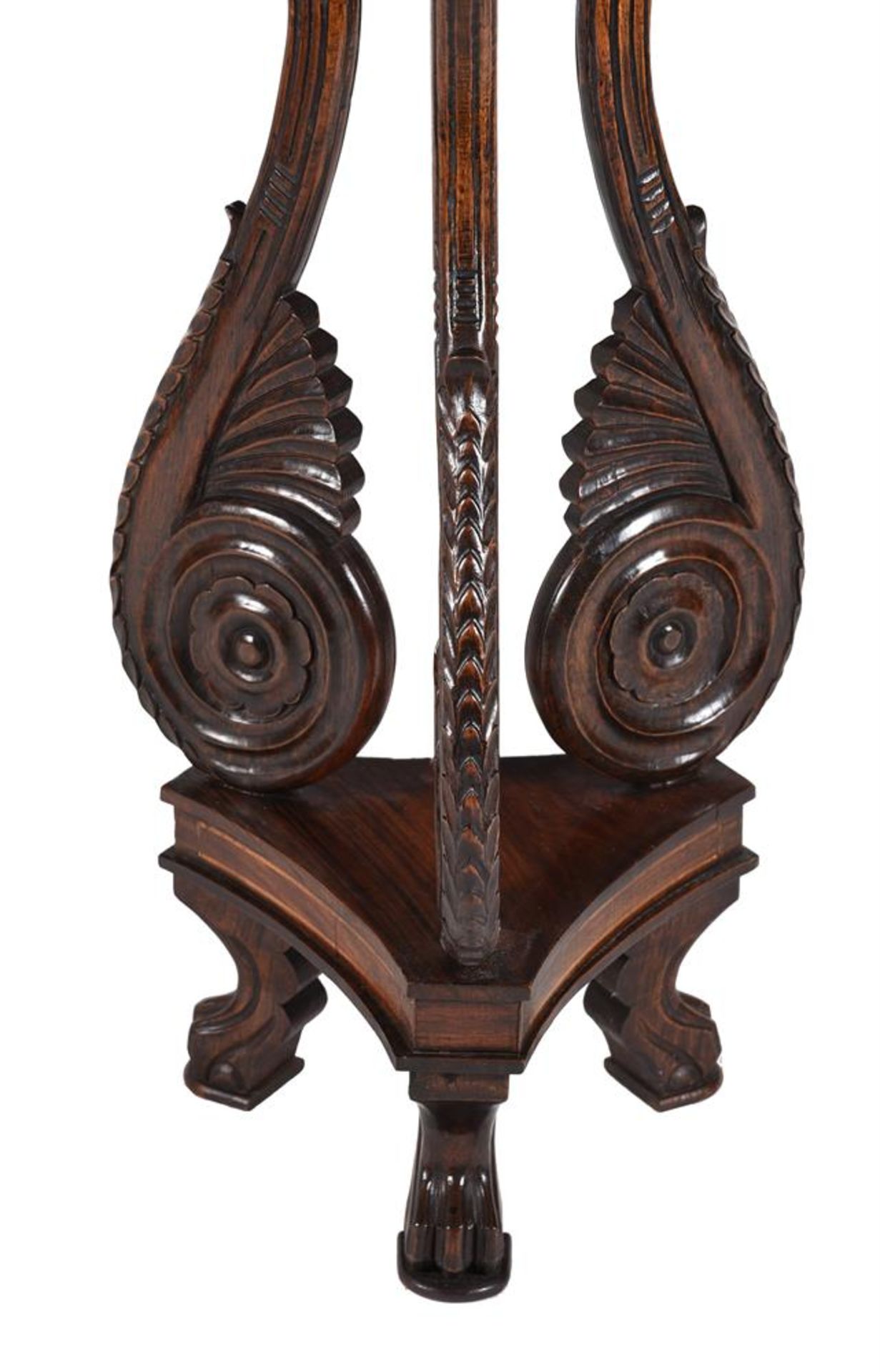 AN ANGLO INDIAN PADOUK TRIFORM PEDESTAL STAND, IN REGENCY STYLE, 19TH CENTURY - Bild 2 aus 6
