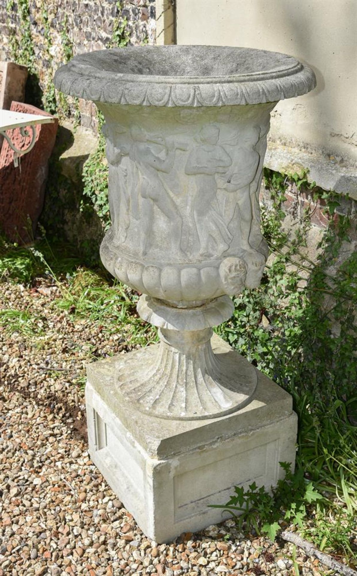 A CAST STONE GARDEN JARDINIERE IN THE FORM OF THE BORGHESE VASE, LATE 20TH CENTURY - Bild 2 aus 3