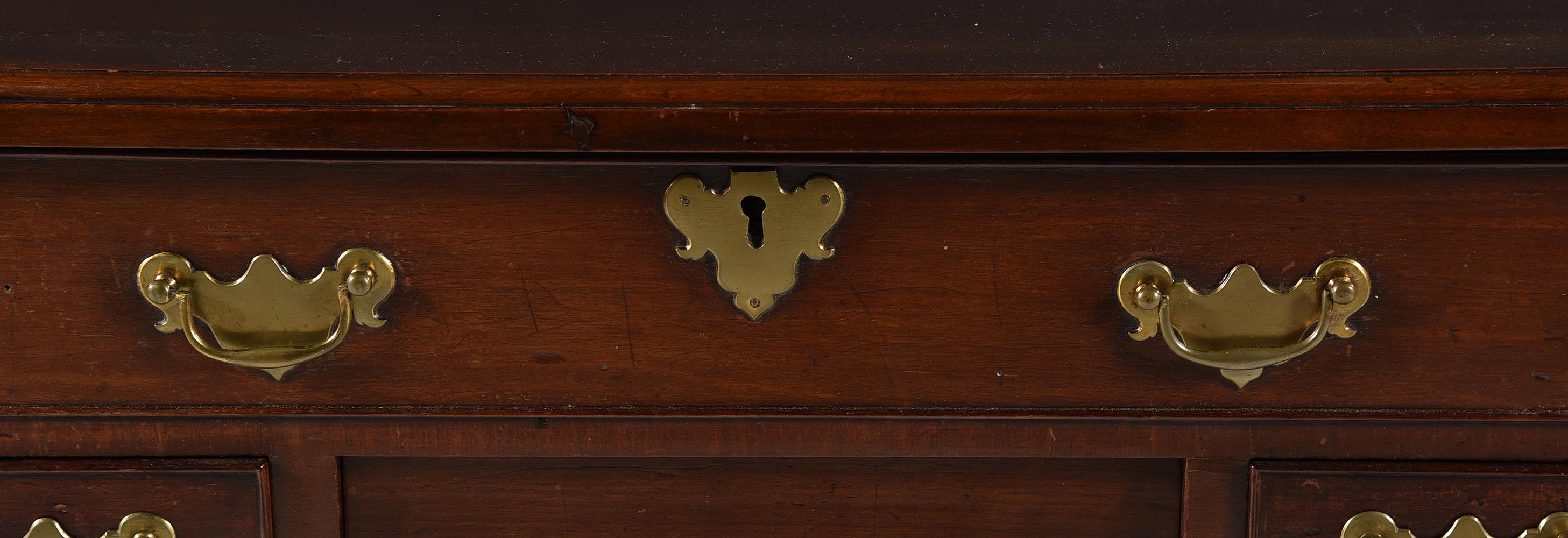 A GEORGE III MAHOGANY COMBINED KNEEHOLE DESK AND DRESSING TABLE, CIRCA 1760 - Image 5 of 8