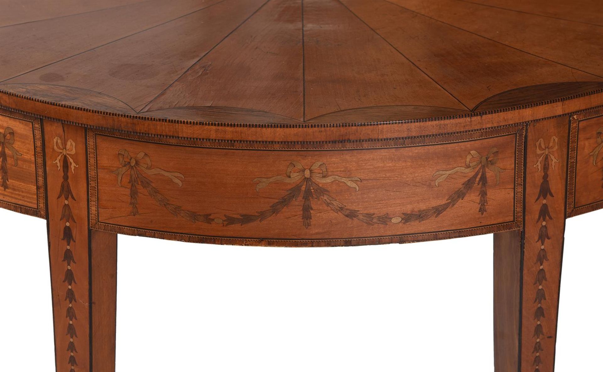 Y A PAIR OF SATINWOOD AND MARQUETRY SEMI-ELLIPTICAL SIDE TABLES, IN GEORGE III STYLE - Bild 3 aus 6