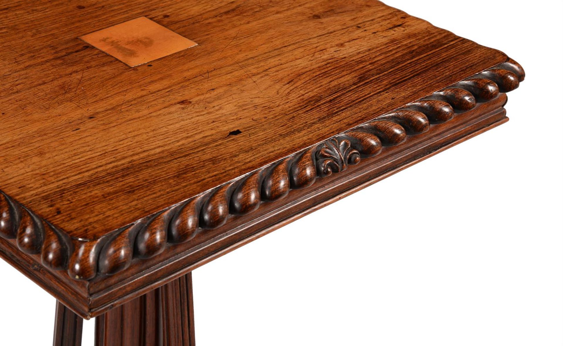 Y AN ANGLO-INDIAN CARVED ROSEWOOD PEDESTAL OCCASIONAL TABLE, CIRCA 1825 - Bild 3 aus 4