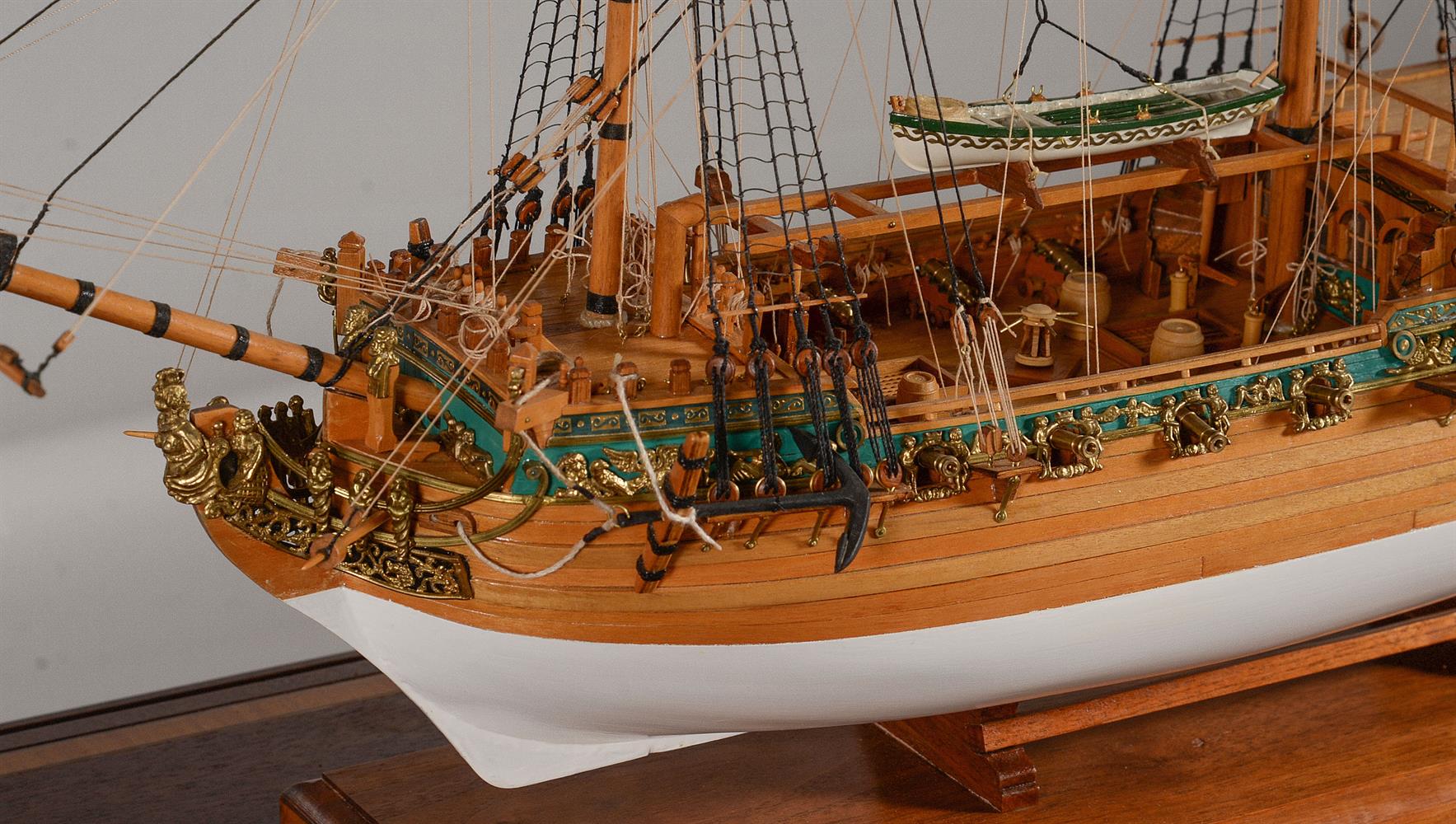 A MAHOGANY CASED MODEL OF HMY ROYAL CAROLINE ON STAND, IN GEORGE III STYLE, CONTEMPORARY - Image 4 of 5