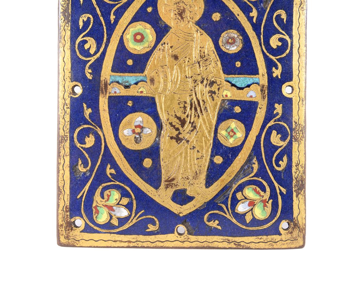 A SMALL LIMOGES COPPER-GILT AND ENAMELLED PANEL, POSSIBLY 13-14TH CENTURY - Bild 3 aus 4