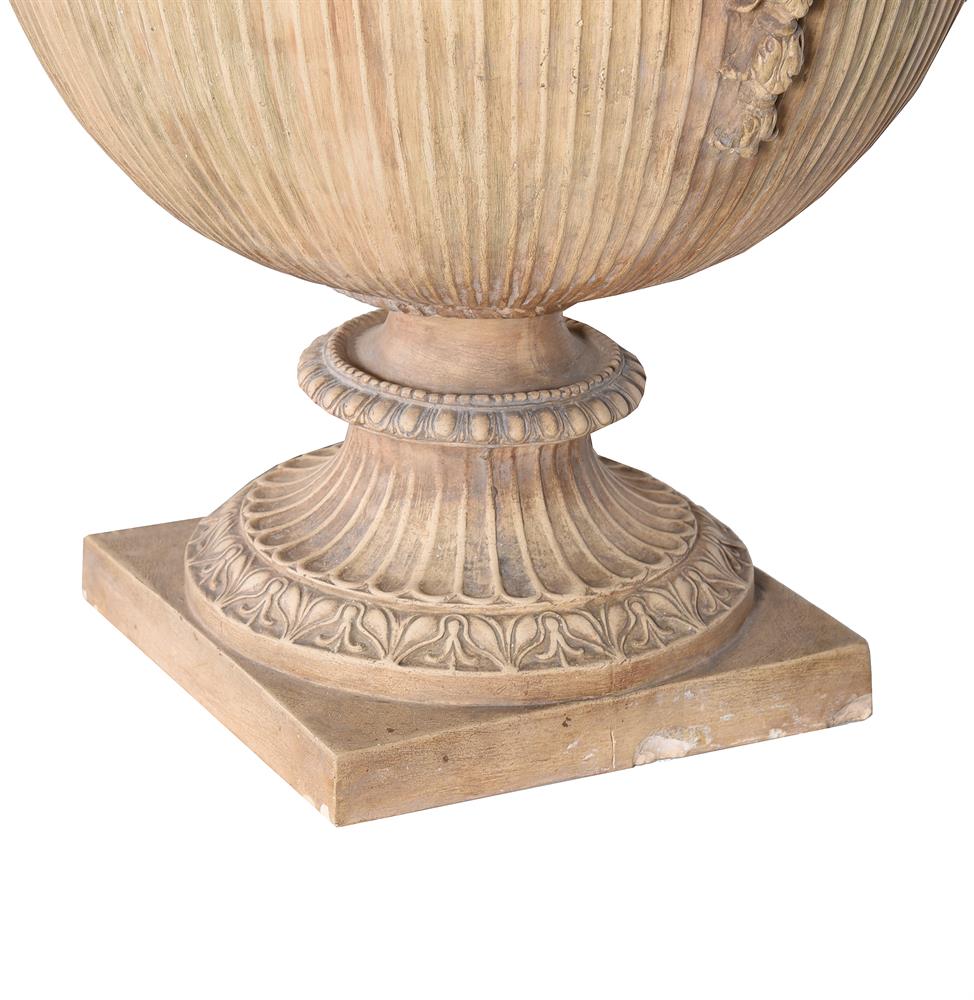 A LARGE TERRACOTTA URN, ITALIAN, 20TH CENTURY - Bild 4 aus 6