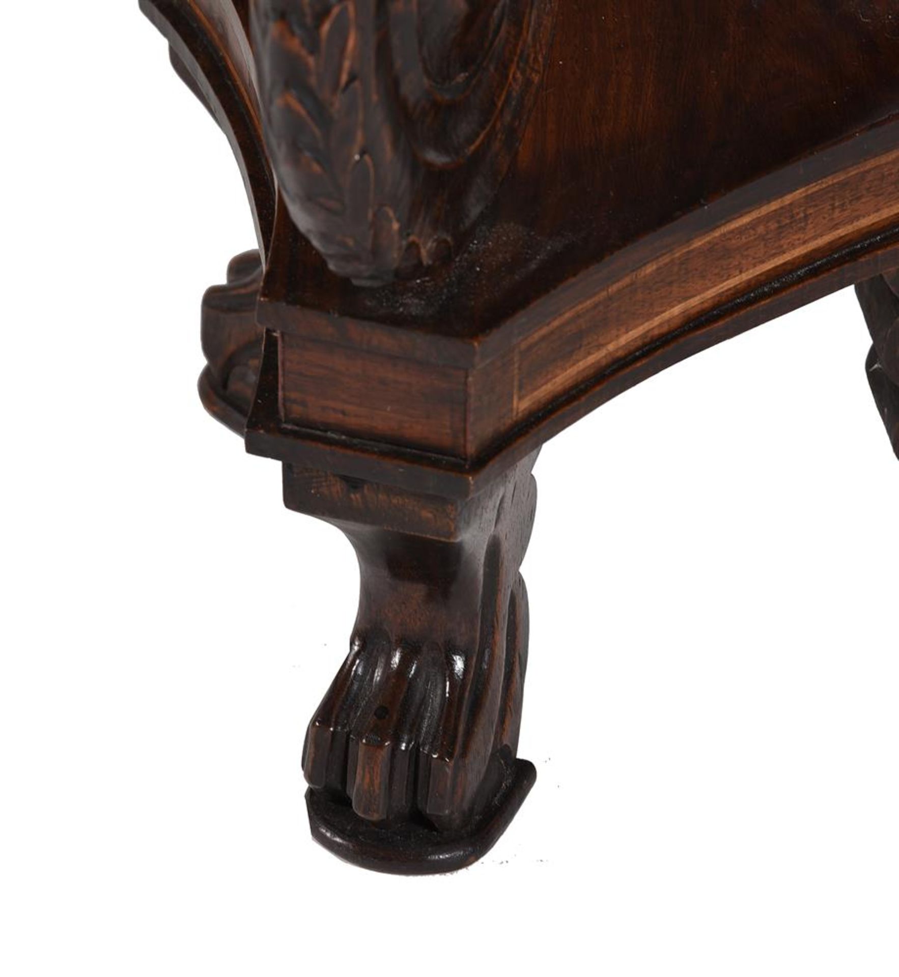 AN ANGLO INDIAN PADOUK TRIFORM PEDESTAL STAND, IN REGENCY STYLE, 19TH CENTURY - Bild 5 aus 6
