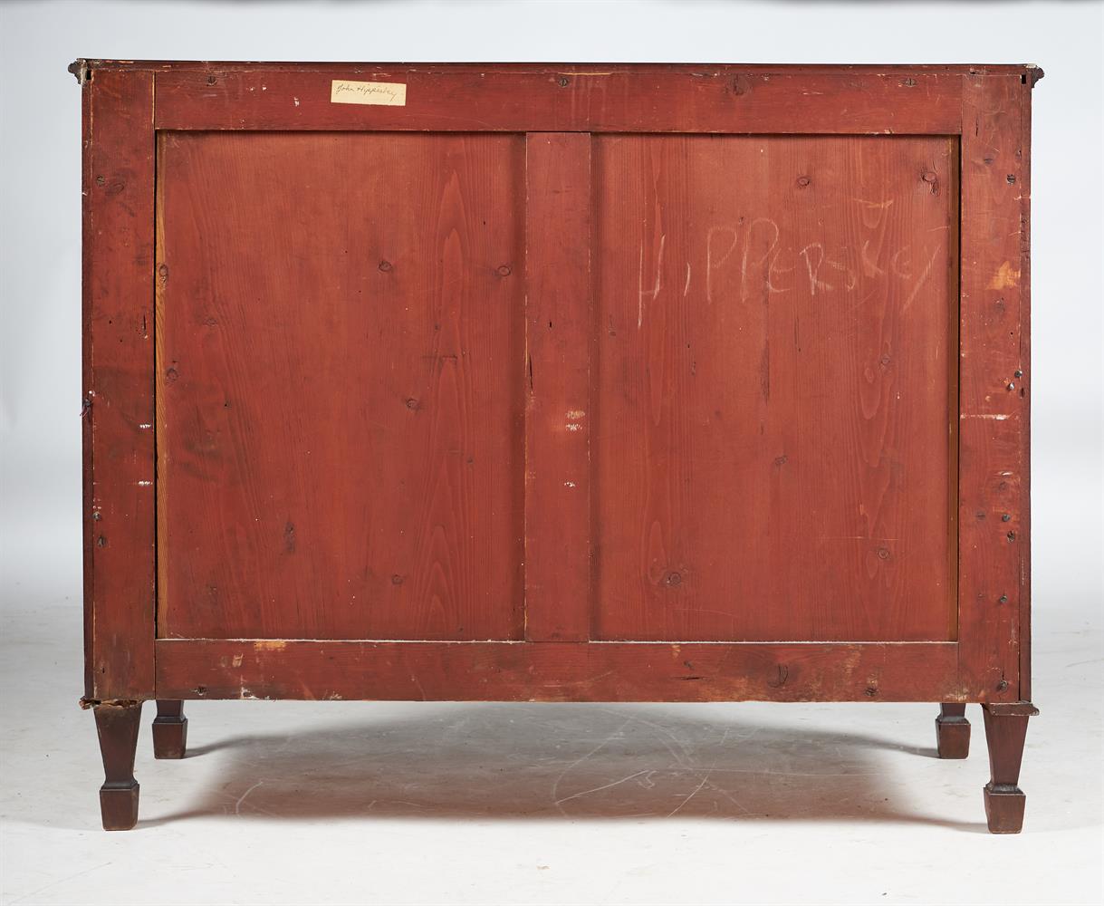 A GEORGE III MAHOGANY SERPENTINE CHEST OF DRAWERS, LATE 18TH CENTURY - Image 5 of 5