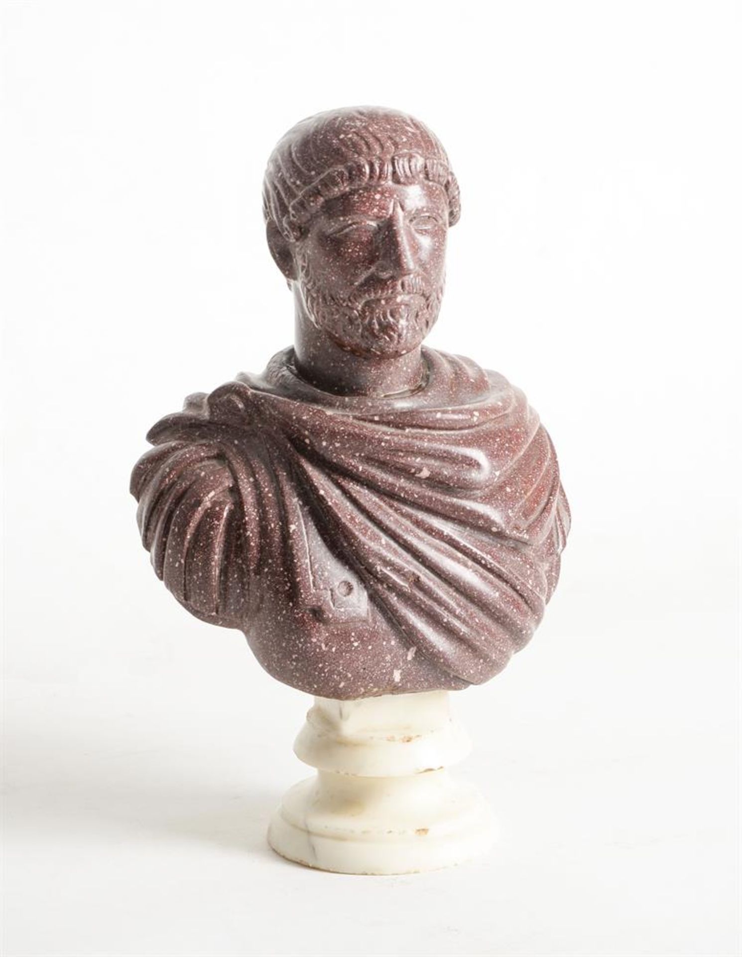 A CARVED RED PORPHYRY BUST OF EMPEROR HADRIAN, ITALIAN, POSSIBLY 20TH CENTURY - Bild 3 aus 4