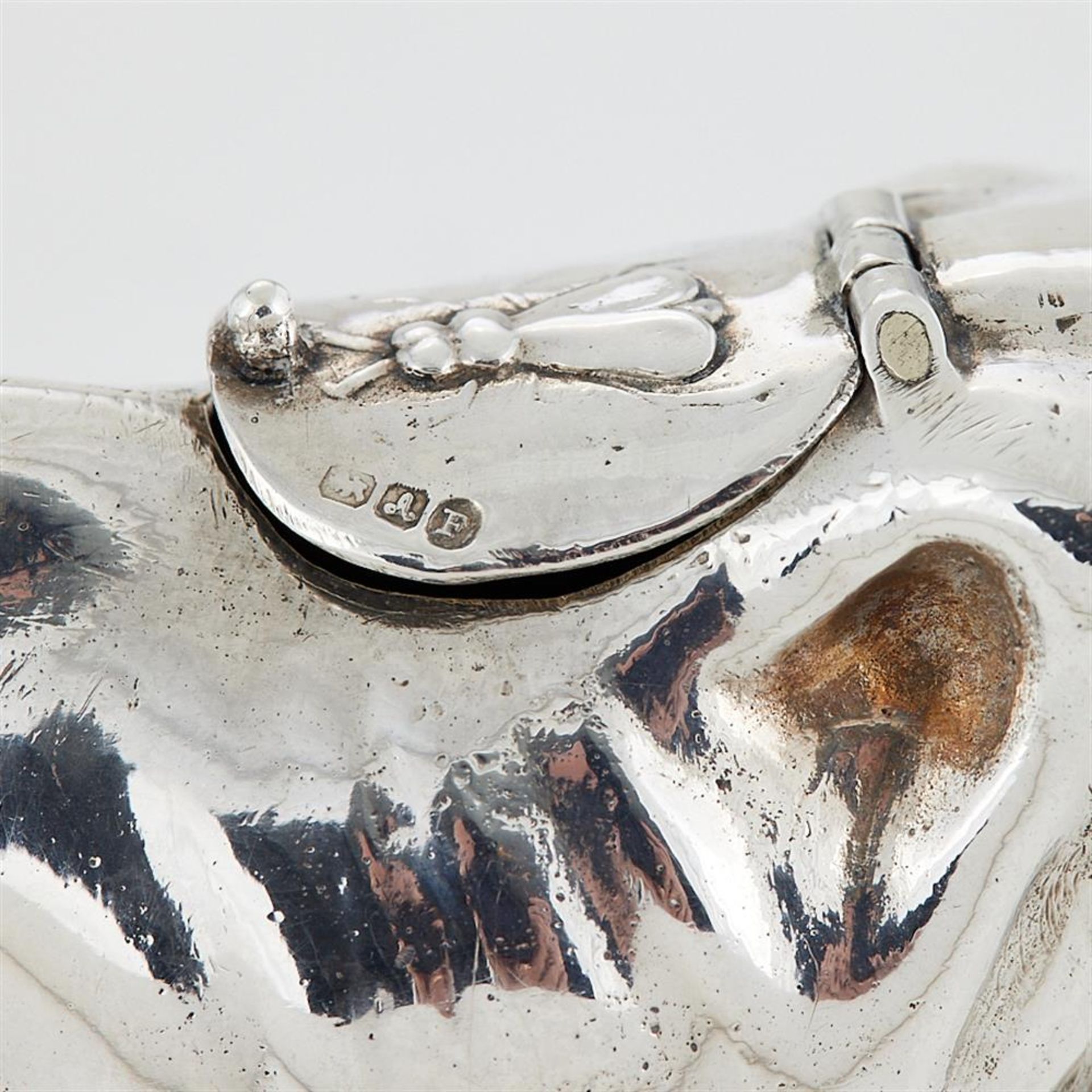 AN EDWARDIAN SILVER COW CREAMER - Image 2 of 2