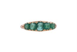 AN EARLY 20TH CENTURY 18 CARAT GOLD AND EMERALD FIVE STONE RING
