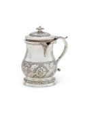 AN INDIAN COLONIAL SILVER BALUSTER LIDDED TANKARD