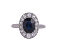 A MID 20TH CENTURY SAPPHIRE AND DIAMOND OVAL CLUSTER PANEL RING