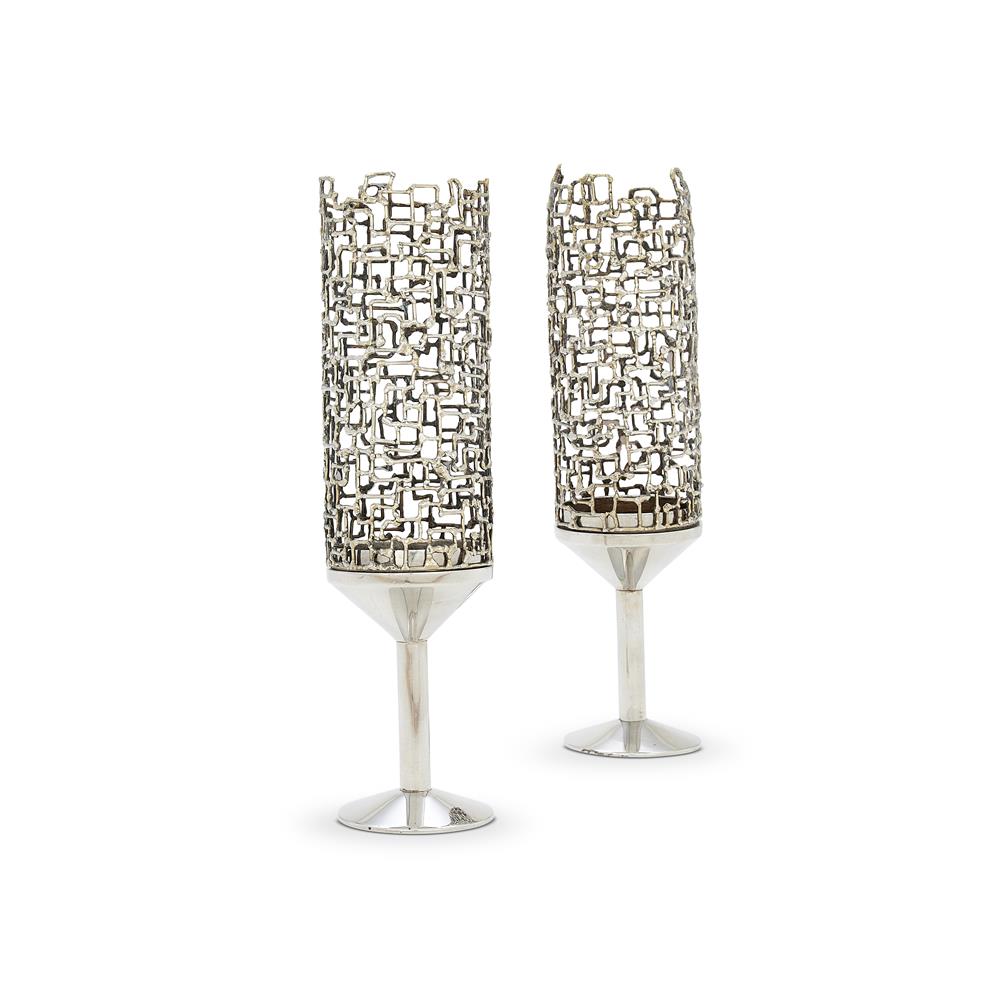 λ STUART DEVLIN, A PAIR OF SILVER CANDLESTICKS