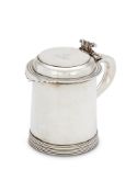 AN INDIAN COLONIAL SILVER HINGED TANKARD