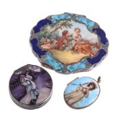 AN ITALIAN SILVER COLOURED AND ENAMEL SHAPED OVAL COMPACT