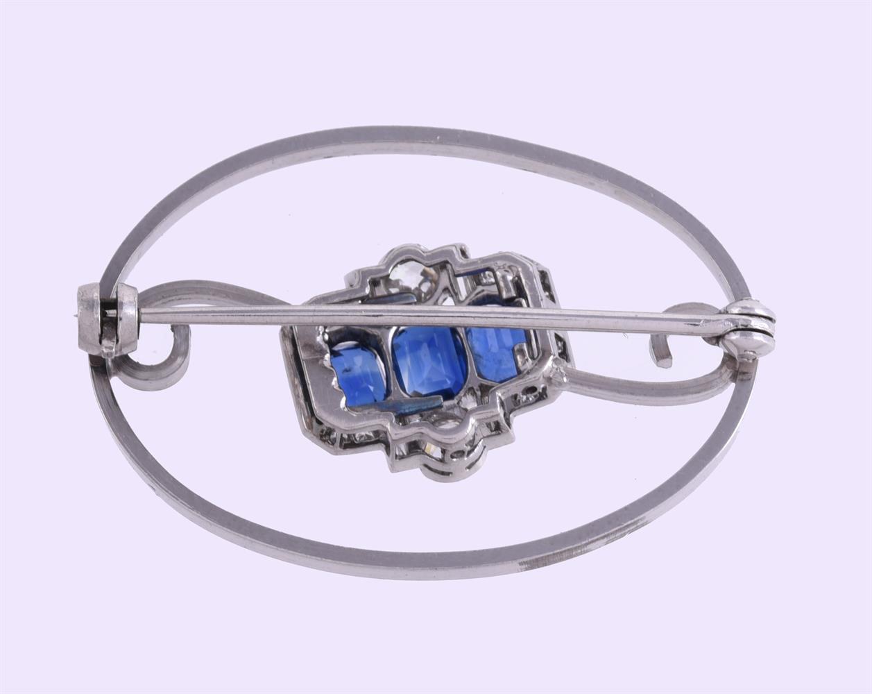 A SAPPHIRE AND DIAMOND CLUSTER BROOCH - Image 2 of 4