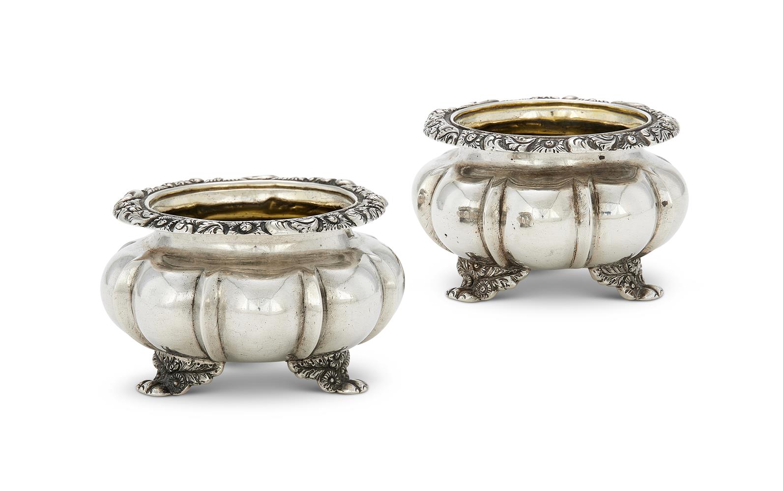 A PAIR OF INDIAN COLONIAL SILVER CAULDRON SALTS