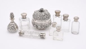 A COLLECTION OF SILVER, SILVER COLOURED AND ELECTRO-PLATED MOUNTED ITEMS