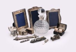 Y A COLLECTION OF SILVER AND SILVER MOUNTED ITEMS