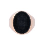 AN EARLY 20TH CENTURY BLOODSTONE SIGNET RING