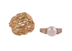 A GOLD COLOURED DRESS RING AND A CULTURED PEARL RING