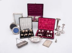 Y A COLLECTION OF SILVER, SILVER MOUNTED AND SILVER COLOURED ITEMS